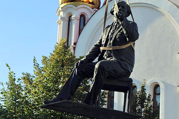 В Литературном сквере в Самаре устанав­ливают памятник Алексею Толстому